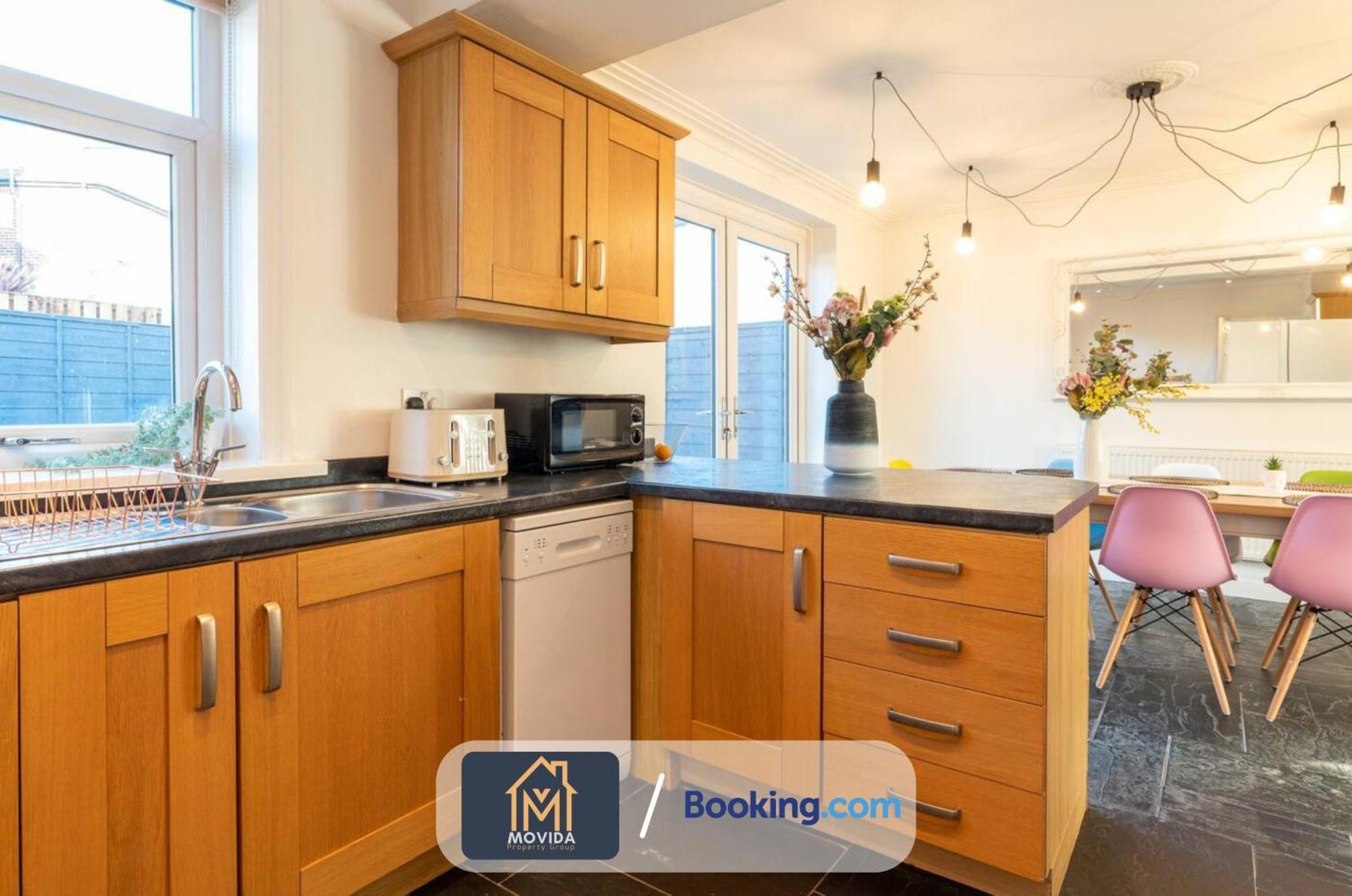 Large Modern 6 Bedroom House By Movida Property Group Short Lets & Serviced Accommodation With Games Room Leeds  Eksteriør bilde