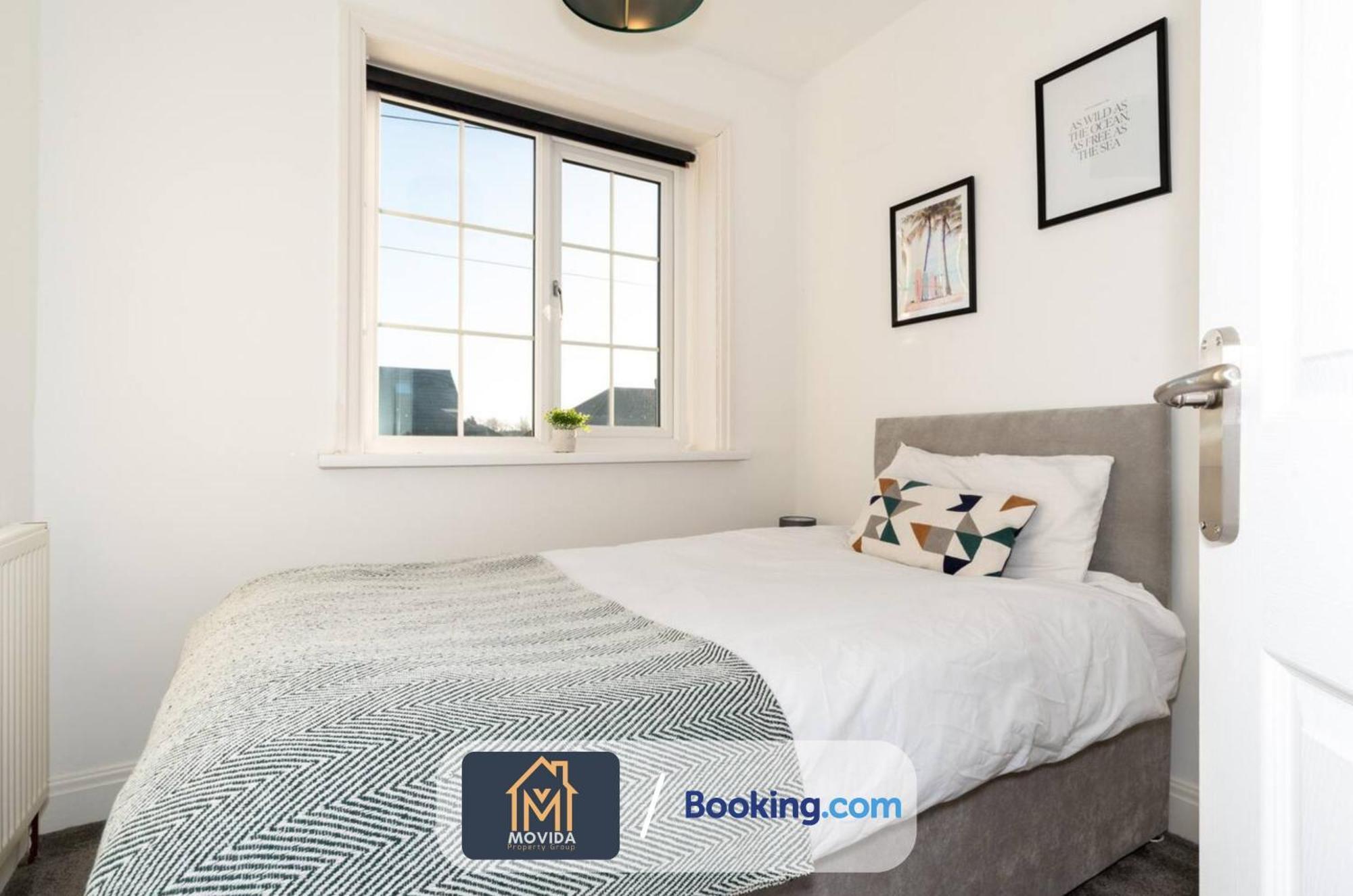 Large Modern 6 Bedroom House By Movida Property Group Short Lets & Serviced Accommodation With Games Room Leeds  Eksteriør bilde